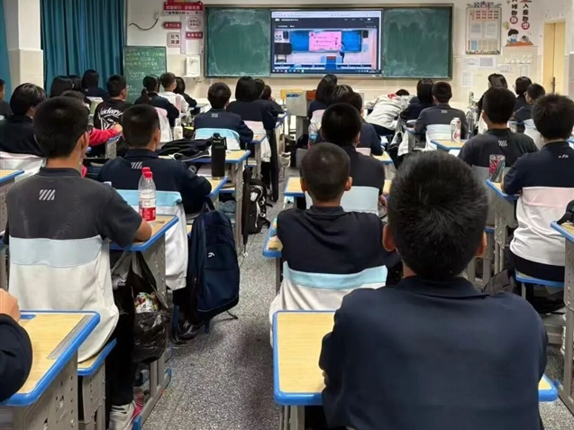 法治课堂进校园 护航青春助成长——明新侨中开展“防性侵”法治宣讲活动